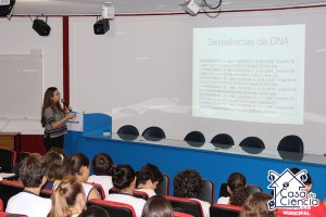 Jéssica mostra aos alunos como são os dados com os quais trabalha